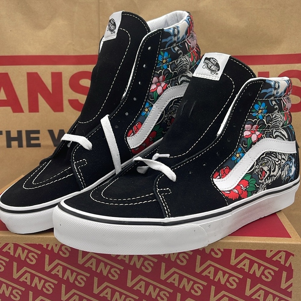Vans Men’s High-Top Sneakers Sk8-Hi
Tiger Floral Multi/True White
VN000BW76GL - Picture 9 of 16